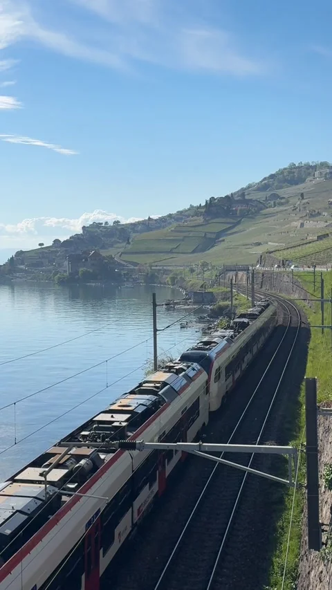 Swiss SBB train along Lake Geneva in Lavaux vineyards Switzerland 库存影片 332997611