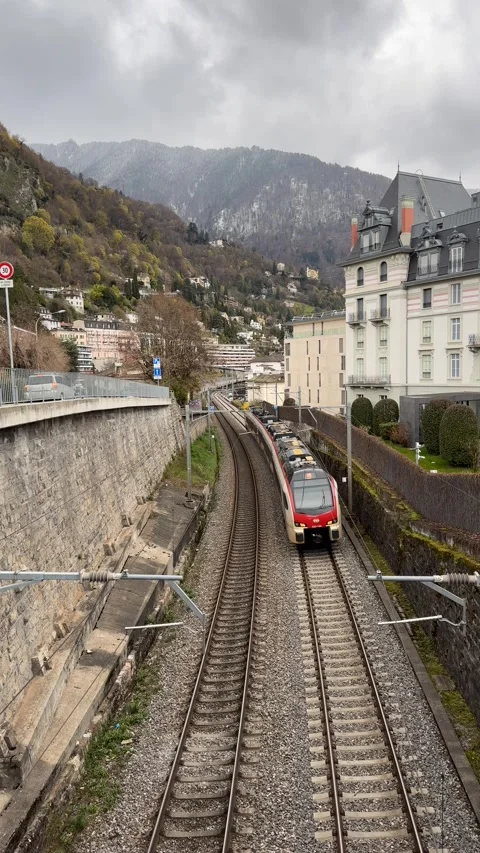 Swiss SBB train passing through Montreux residential area, Switzerland 库存影片 331731855