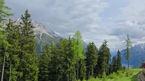 Swiss train going through the Alps Vídeo Stock 336718151