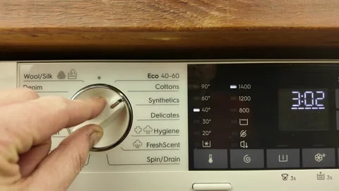 Switching on and adjusting programmes on the washing machine. Switching cycles. Vidéo 297376174