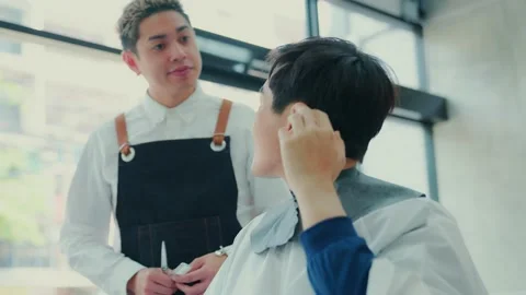 Switching focus between the barber and the customer. Slow motion camera movem 스톡 동영상 153825461