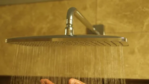 Switching on the shower head in the bathroom, the flow of water and falling 스톡 동영상 262685082