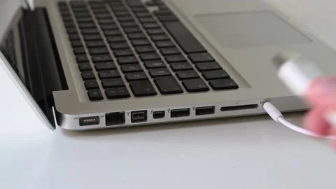 Switching a usb cable between 2 different ports of a laptop computer 動画素材 132962883