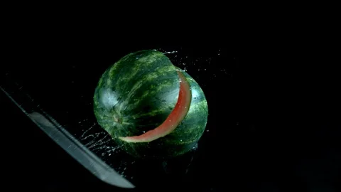 Sword slicing through watermelon in super slow motion. Shot on Phantom Flex 4K 動画素材 125338252