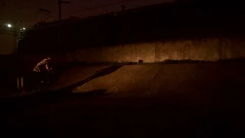 Сyclist performs the trick at night and falls Video stock 103044645