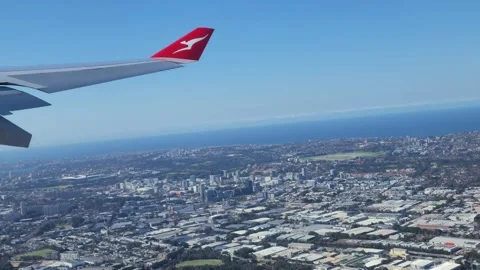 Sydney, Australia - 3 August 2023: Qantas wing over Sydney with cityscape Vídeo Stock 335791753