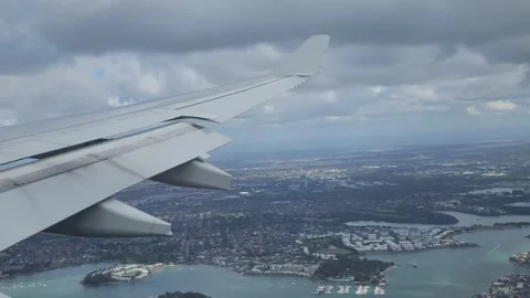 Sydney, Australia - Airplane wing view over coastal city and blue water Vídeo Stock 336561291