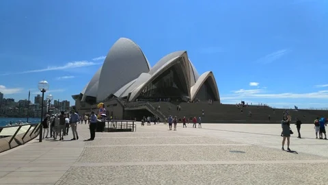 SYDNEY, AUSTRALIA, MARS 3 UHD view of people in front of the Sydney opera hou 動画素材 87116112