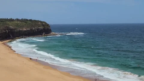 Sydney, Australia - Northern Beaches with cliffs and wide sandy shoreline Stockbeeldmateriaal 335479225