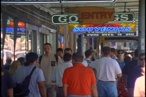 Sydney crowd, close up on sidewalk under arcade Video stock 867620