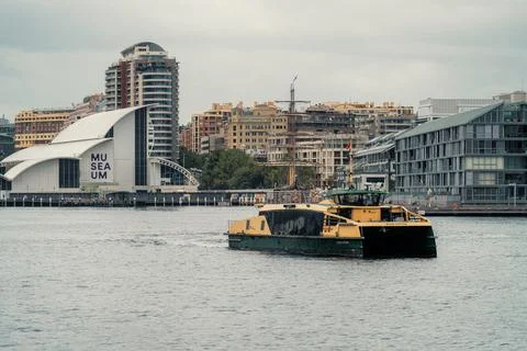 Sydney Ferry on the CBD Waterfront with a Museum in the Background, Sydney 스톡 사진