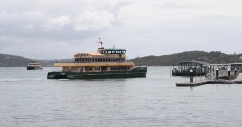 Sydney ferry docking into a wharf - 4K Stock Footage 85325583