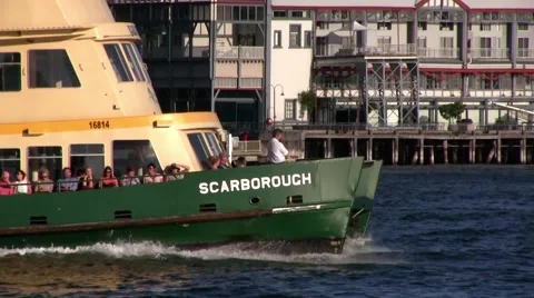 Sydney ferry powers through the water with passengers. Video stock 63211644