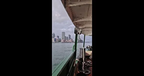 Sydney ferry sailing towards CBD skyline under cloudy sky 库存影片 344457397