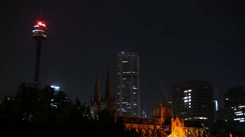 Sydney Observation tower next to St Mary's Cathedral at night 4K Vídeos de archivo 159323833
