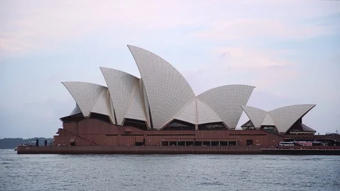 Sydney Opera House during a cloudy sunset Stockbeeldmateriaal 103131090