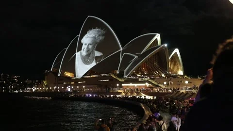 Sydney Opera House lights up in memory of the Queen for second night Stock-Footage 208932454