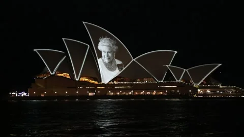 Sydney Opera House lights up in memory of the Queen for second night Stock-Footage 208932689