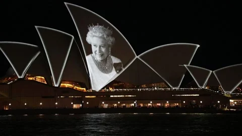 Sydney Opera House lights up in memory of the Queen for second night Stock-Footage 208932740