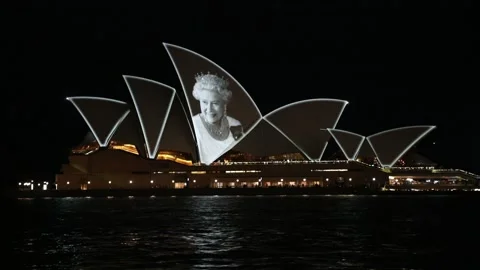 Sydney Opera House lights up in memory of the Queen for second night Stock-Footage 208935432