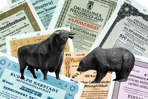 Symbolfiguren der Boerse, Bulle und Baer vor Aktien und Wertpapieren symbo... Stock Photos