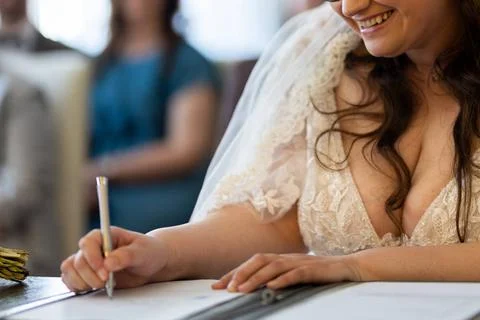  Symbolfoto: Bund der Ehe Die Braut unterschreibt zum ersten Mal mit dem n... Stock Photos