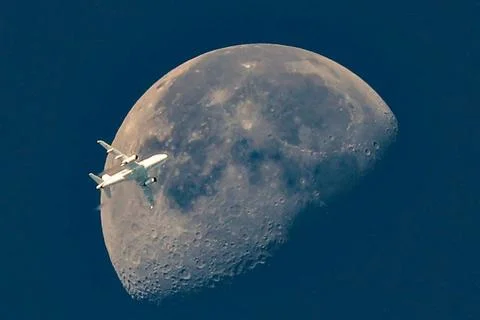  Symbolfoto, Flugzeug, fliegen, Nachtflug, Flugzeug vor dem Mond, *** Symb... Stock Photos