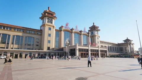 The Symmetrical Architecture and Twin Clock Towers of Beijing Railway Station Vidéo 336033938