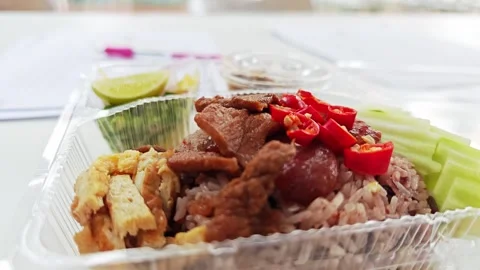 Symmetrical close-up of Thai shrimp paste rice in a delivery box. Vídeos de archivo 348156590
