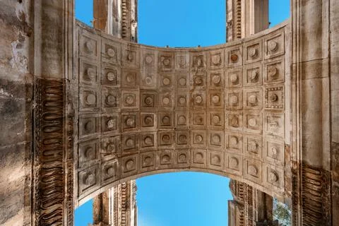 The symmetrical coffered ceiling pattern of the ancient Roman arch structur.. Stock Photos