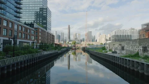 Symmetrical daytime view of Gowanus Canal and downtown Brooklyn Vídeo Stock 344619359