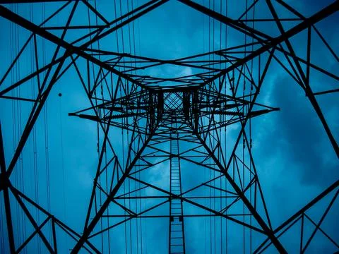 Symmetrical Electricity Pylon Tower Structure Looking Straight Up Against B.. Stockfoto's