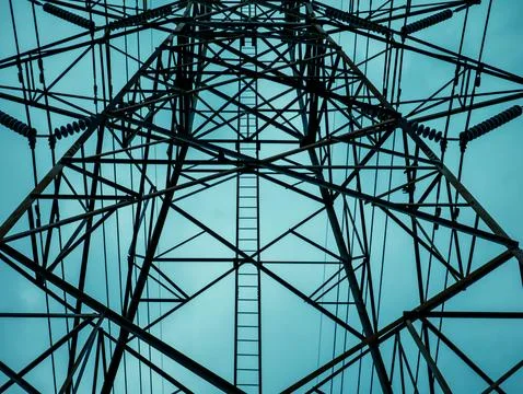 Symmetrical Electricity Pylon Tower Structure Looking Straight Up Against B.. Stockfoto's