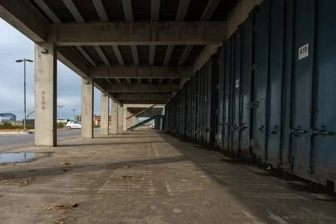 Symmetrical light divides the building 库存照片