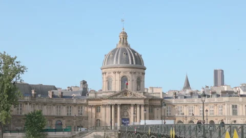 Symmetrical perspective looking across the wooden planks of Pont des Arts Vídeo Stock 335131553