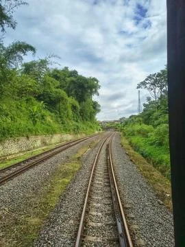Symmetrical perspective view looking down empty railway tracks Stock-Fotos