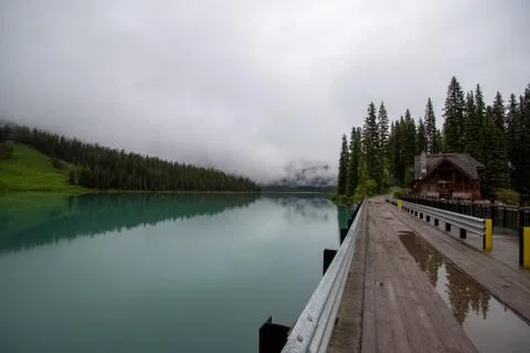Symmetrical picture of the trees reflected on the surface of Emerald lake. Foto stock
