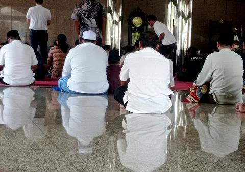 Symmetrical Reflection of Mosque Congregants 스톡 사진