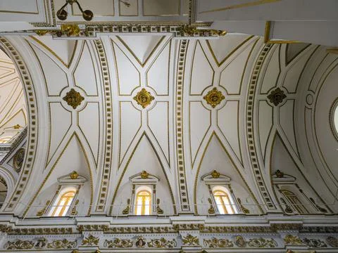 Symmetrical view of a classical vaulted ceiling with gold geometric frames .. Stock-Fotos