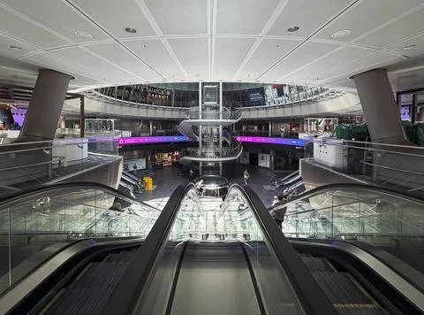A symmetrical, wide-angle interior view of Fulton Center. Fotos Stock