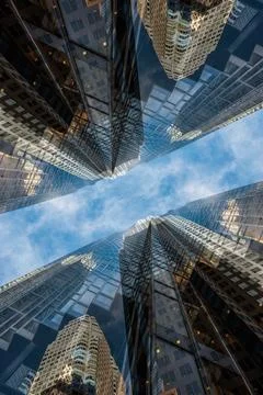 Symmetry and mirrored geometry pattern, reflected skyscrapers and modern Foto stock