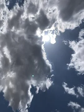 Symphony of Light - A Dance of Clouds Bathed in Golden Hues Foto stock