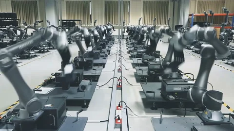Synchronous setting of a large number of industrial robots. Dance of robots. Video stock 116347653