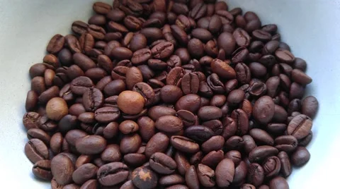 Sypyatsya coffee beans into the cup Stock Footage 58610156