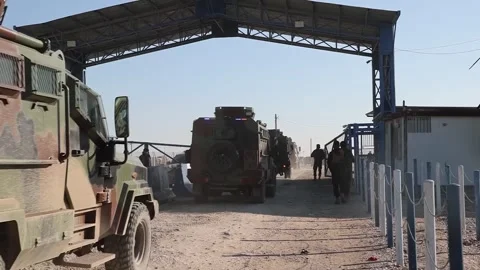 Syria: Syrian forces tighten security at al-Hawl Camp after assuming cont... Vídeo Stock 327295501