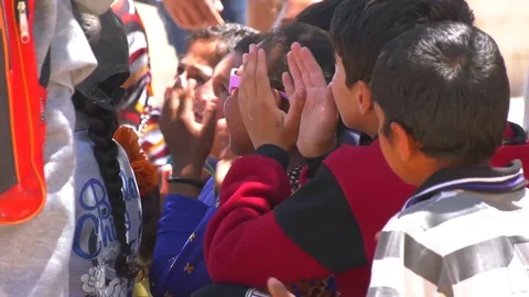 Syrian children clapping  Video stock 90334083