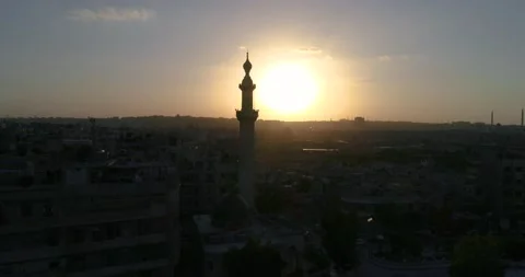 A syrian mosque under the sunset. We can see the city of Aleppo all over the hor Vídeos de archivo 149574890