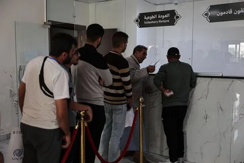 Syrian returnees cross from Lebanon through the Arida border crossing, Tartus, S Stock Photos
