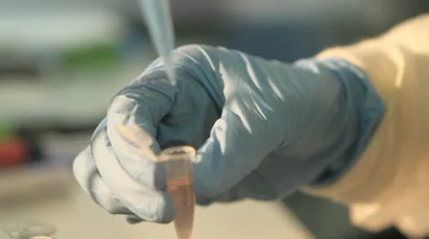 A syringe drawing fluid and injecting it into a tube Stock-Footage 10678942