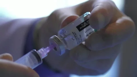 Syringe drawing from vial Stock Footage 20447663